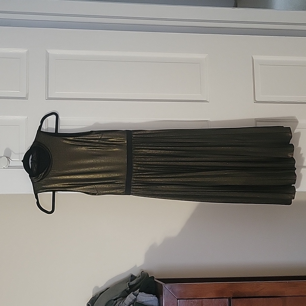 Donna Morgan Metallic Mockneck Sleeveless Pleated Midi Dress in US size 8